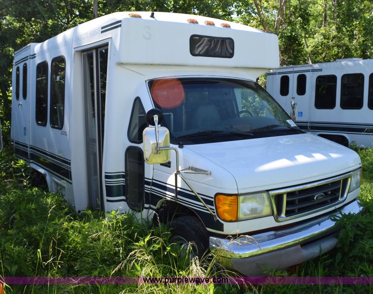 image for item H5004 2003 Ford Econoline E450 bus