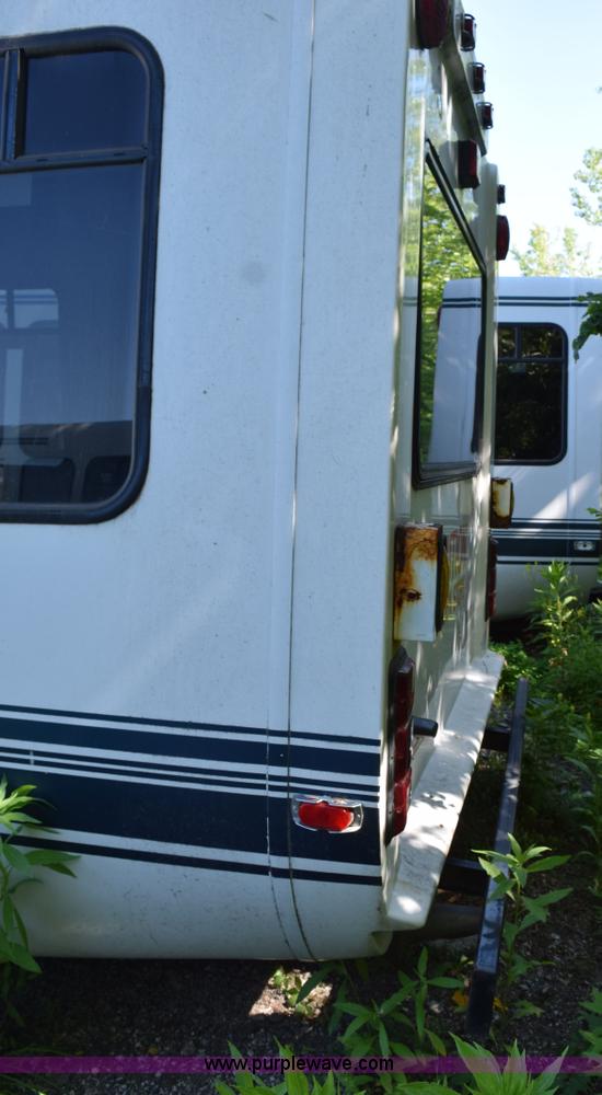 image for item H5004 2003 Ford Econoline E450 bus