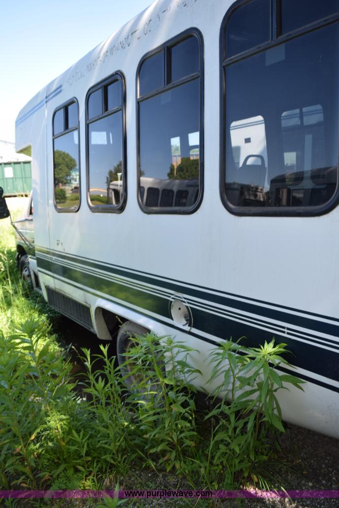 image for item H5004 2003 Ford Econoline E450 bus