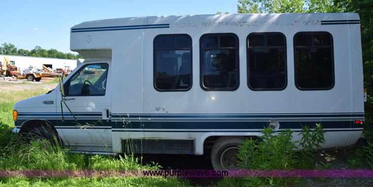 image for item H5004 2003 Ford Econoline E450 bus
