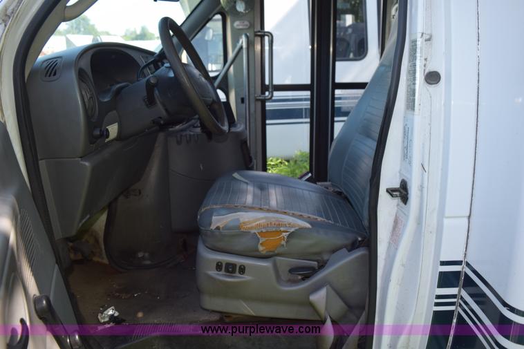 image for item H5004 2003 Ford Econoline E450 bus
