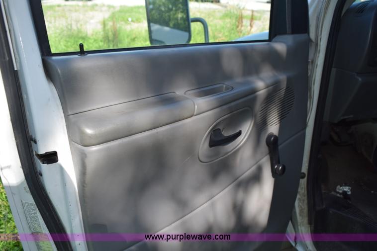 image for item H5004 2003 Ford Econoline E450 bus