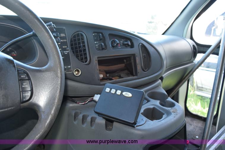 image for item H5004 2003 Ford Econoline E450 bus