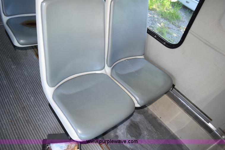 image for item H5004 2003 Ford Econoline E450 bus