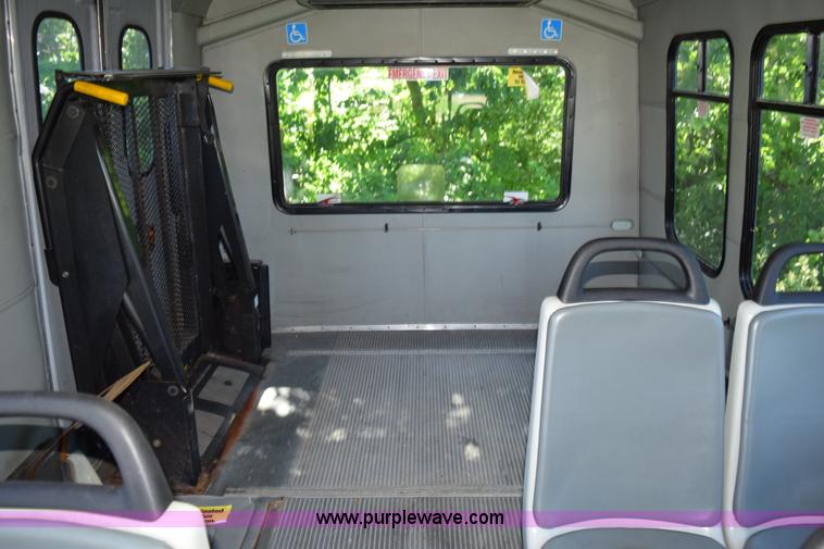 image for item H5004 2003 Ford Econoline E450 bus