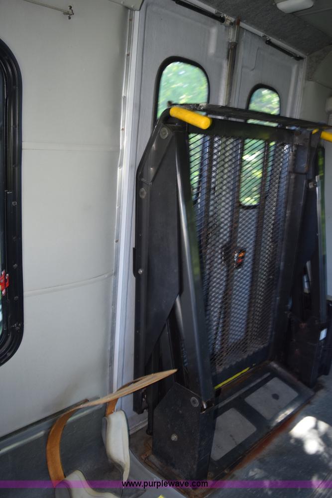 image for item H5004 2003 Ford Econoline E450 bus