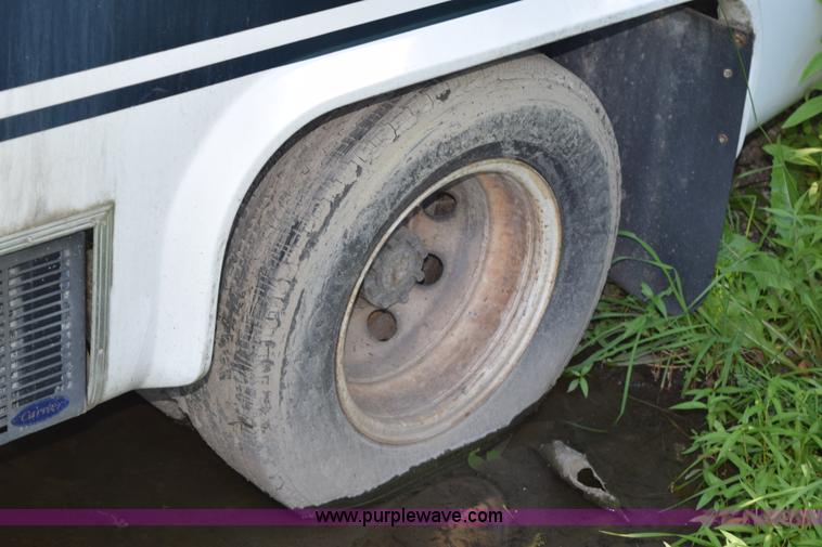 image for item H5004 2003 Ford Econoline E450 bus