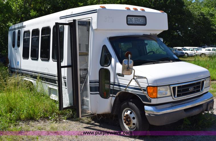 image for item H5005 2003 Ford Econoline E450 bus