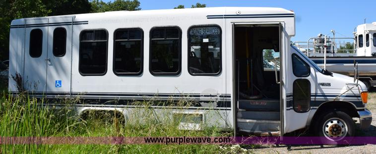 image for item H5005 2003 Ford Econoline E450 bus