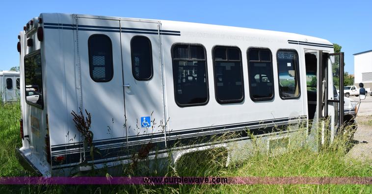 image for item H5005 2003 Ford Econoline E450 bus