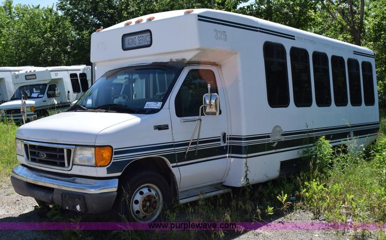 image for item H5005 2003 Ford Econoline E450 bus