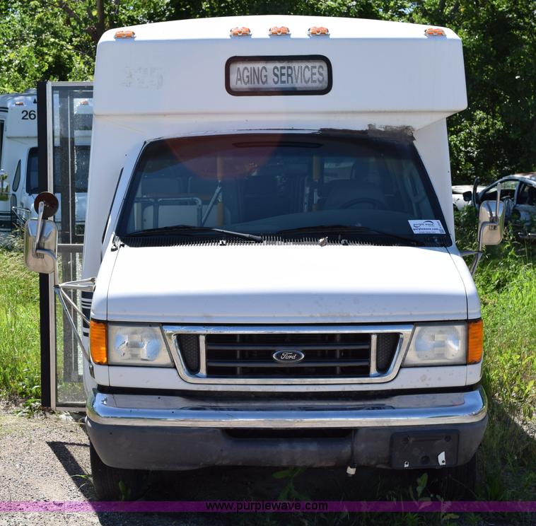 image for item H5005 2003 Ford Econoline E450 bus