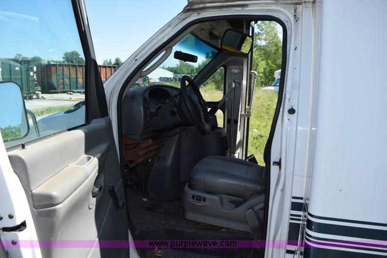 image for item H5005 2003 Ford Econoline E450 bus