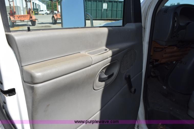 image for item H5005 2003 Ford Econoline E450 bus