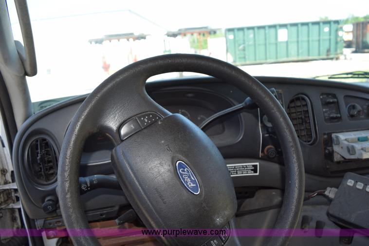 image for item H5005 2003 Ford Econoline E450 bus