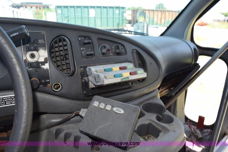 image for item H5005 2003 Ford Econoline E450 bus