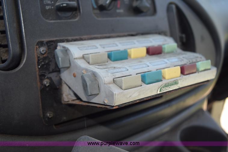 image for item H5005 2003 Ford Econoline E450 bus