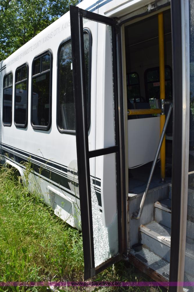 image for item H5005 2003 Ford Econoline E450 bus