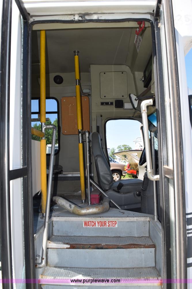 image for item H5005 2003 Ford Econoline E450 bus
