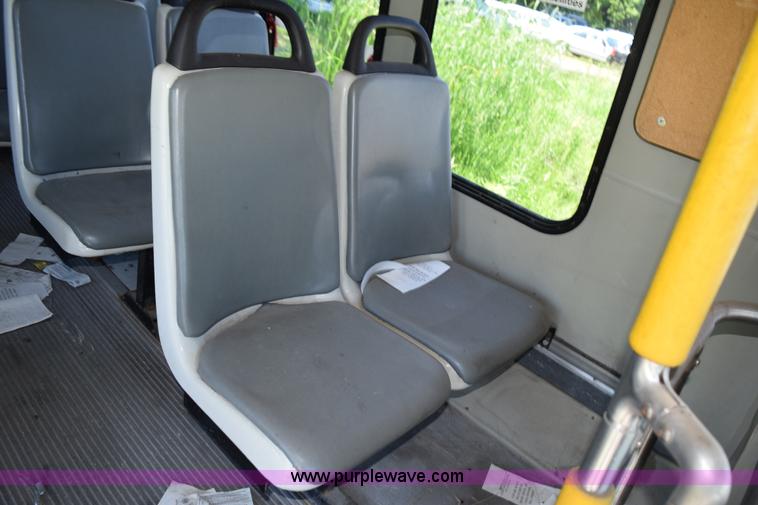 image for item H5005 2003 Ford Econoline E450 bus