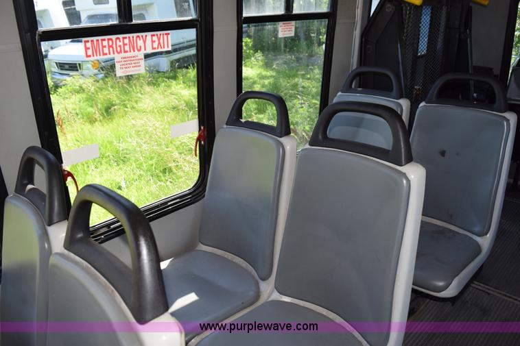 image for item H5005 2003 Ford Econoline E450 bus