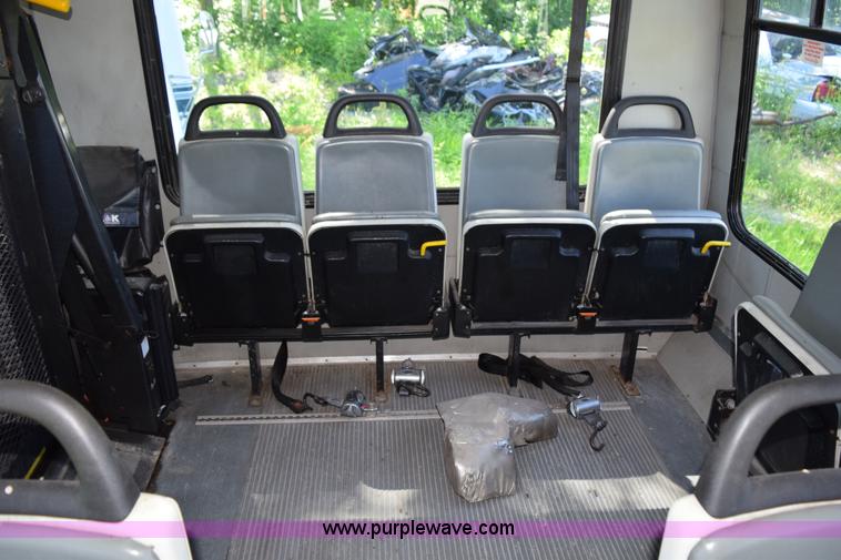 image for item H5005 2003 Ford Econoline E450 bus