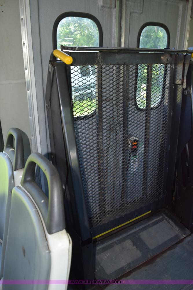 image for item H5005 2003 Ford Econoline E450 bus