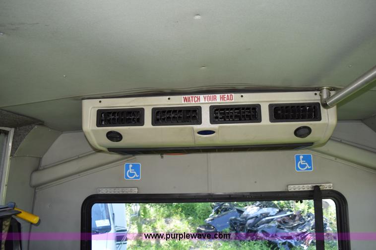 image for item H5005 2003 Ford Econoline E450 bus