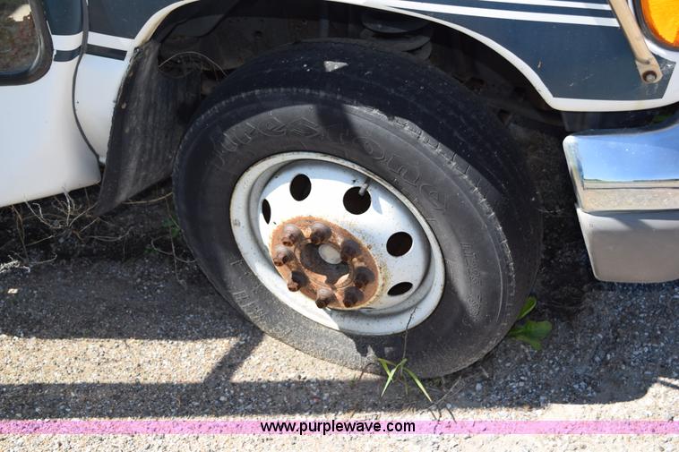 image for item H5005 2003 Ford Econoline E450 bus