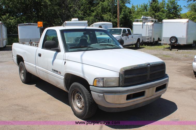 image for item H5008 2001 Dodge Ram 1500 pickup truck