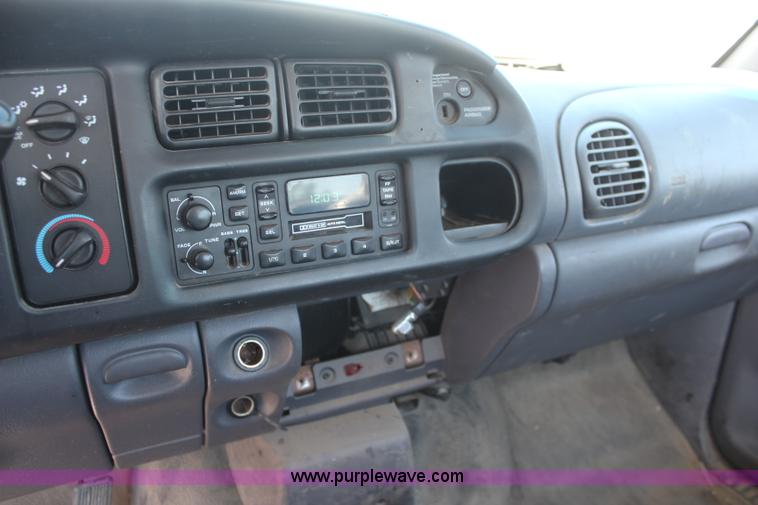 image for item H5012 2001 Dodge Ram 1500 pickup truck