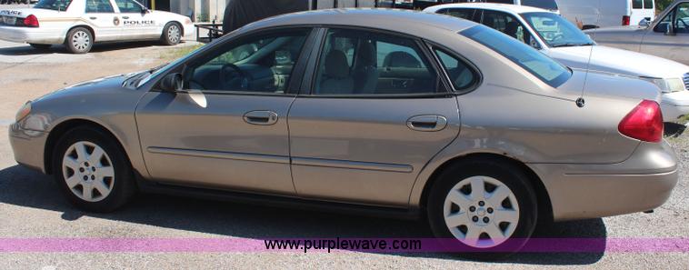 image for item H5017 2002 Ford Taurus