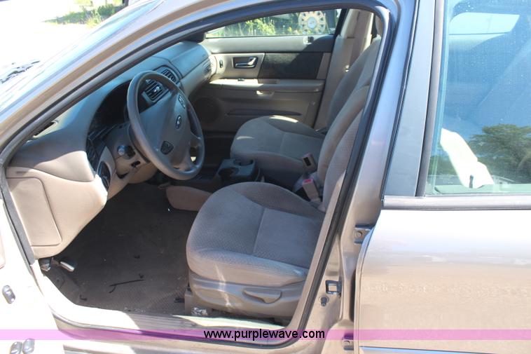 image for item H5017 2002 Ford Taurus