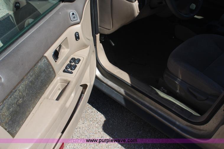 image for item H5017 2002 Ford Taurus