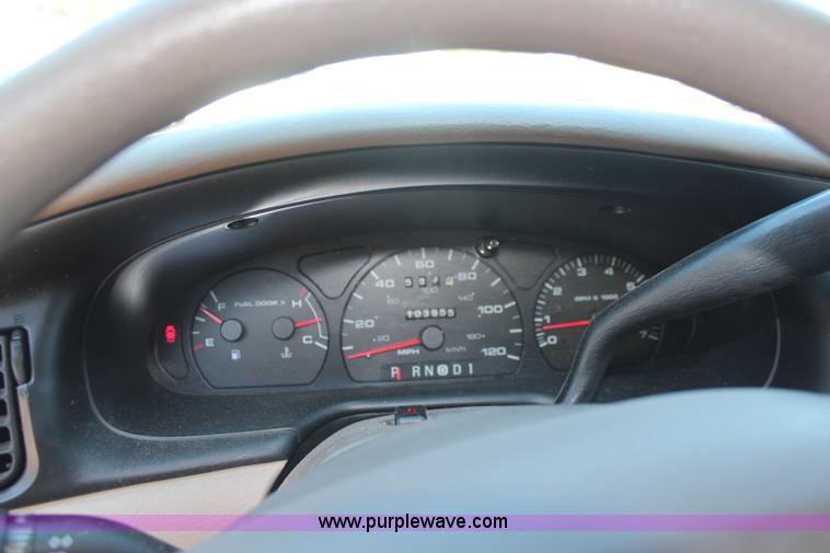 image for item H5017 2002 Ford Taurus