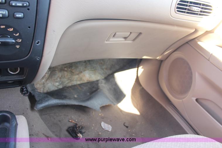 image for item H5017 2002 Ford Taurus