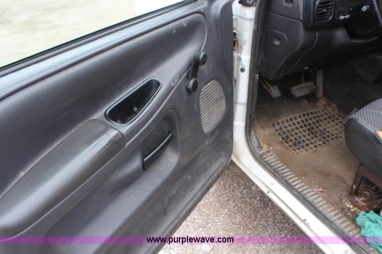 image for item H5018 2001 Dodge Ram 1500 pickup truck