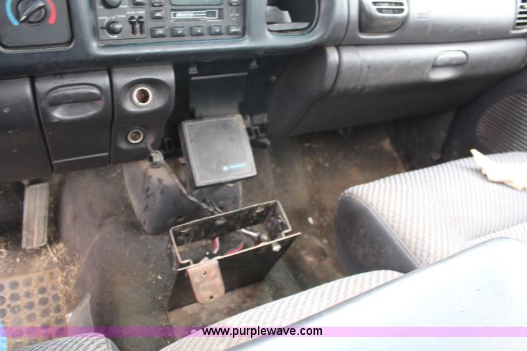 image for item H5018 2001 Dodge Ram 1500 pickup truck