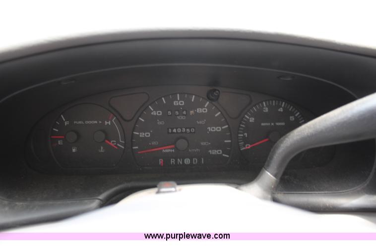 image for item H5022 2000 Ford Taurus