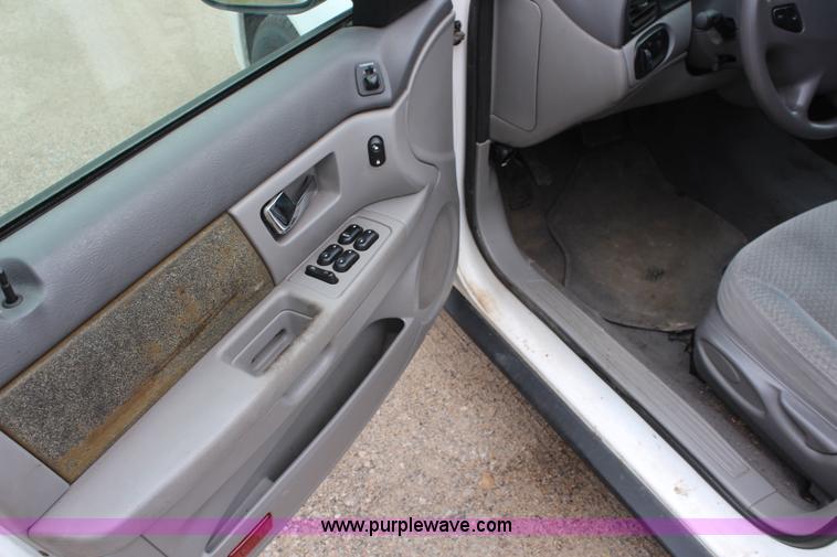 image for item H5023 2002 Ford Taurus