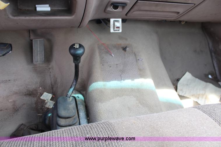 image for item H5024 1995 Ford F150 XL pickup truck