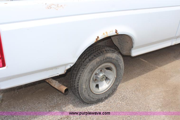 image for item H5024 1995 Ford F150 XL pickup truck