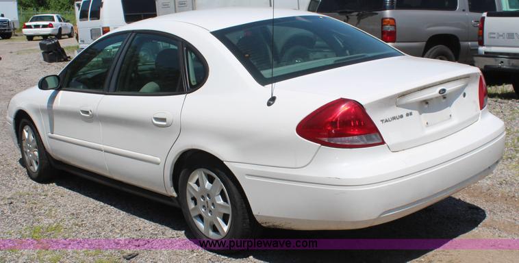 image for item H5030 2005 Ford Taurus