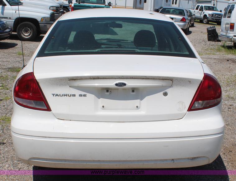 image for item H5030 2005 Ford Taurus