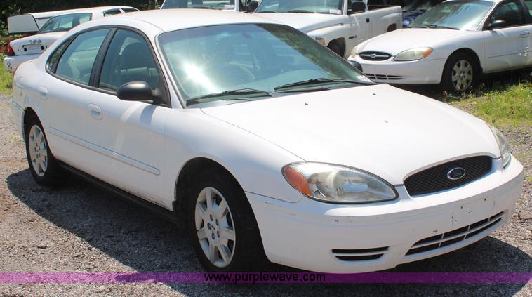 image for item H5030 2005 Ford Taurus