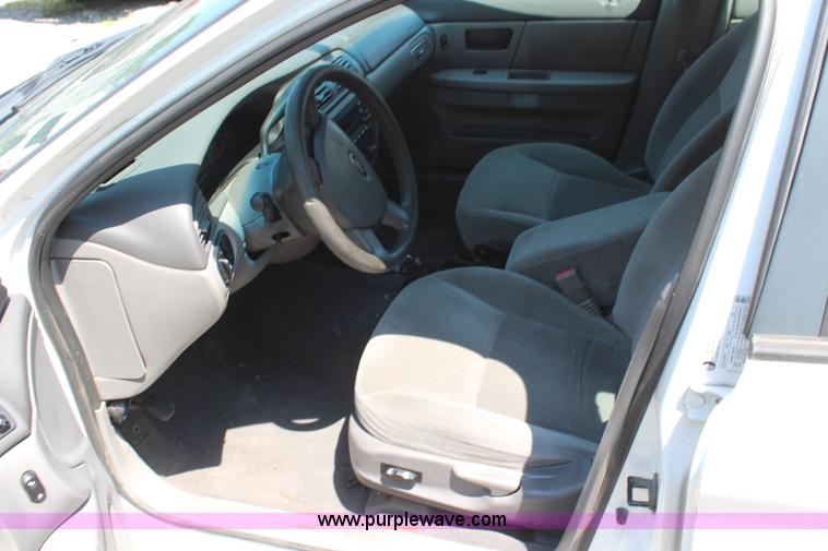 image for item H5030 2005 Ford Taurus