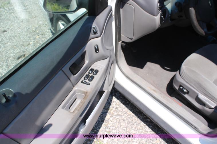 image for item H5030 2005 Ford Taurus