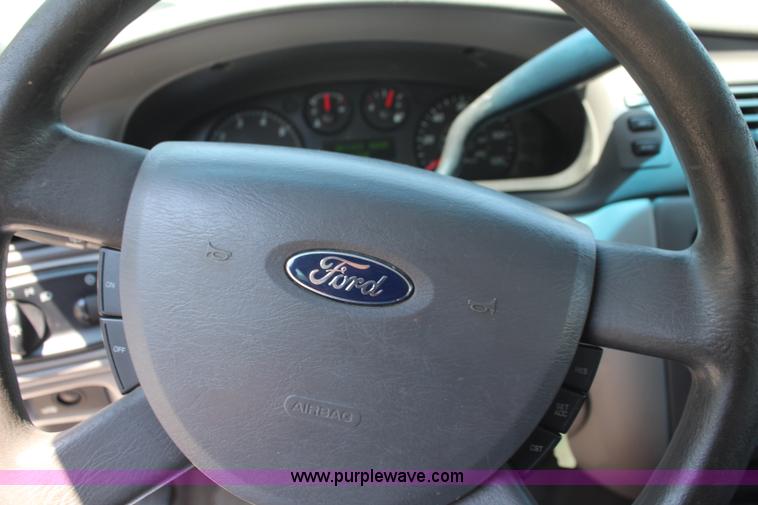 image for item H5030 2005 Ford Taurus