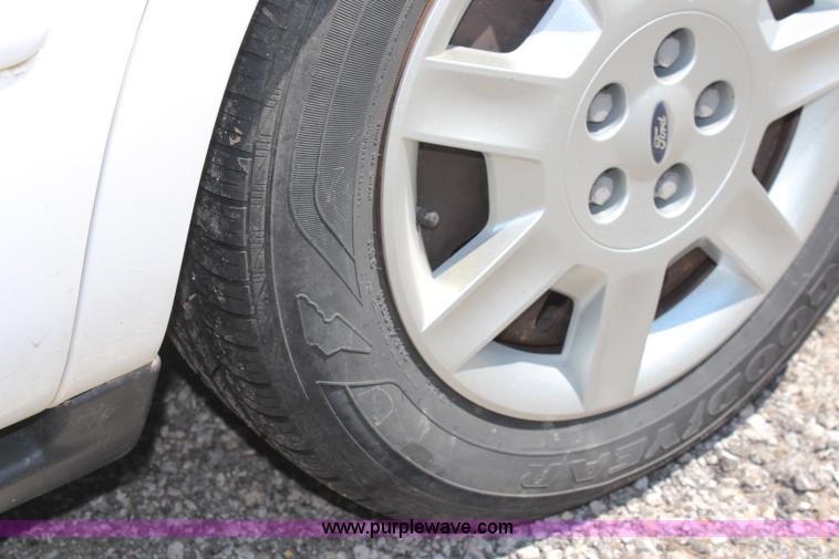 image for item H5030 2005 Ford Taurus