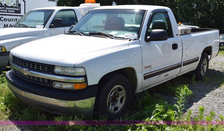 image for item H5036 2001 Chevrolet 1500 pickup truck